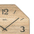 Achteckige Wanduhr aus naturfarbenem Holz mit schwarzem Zifferblatt und Zeigern