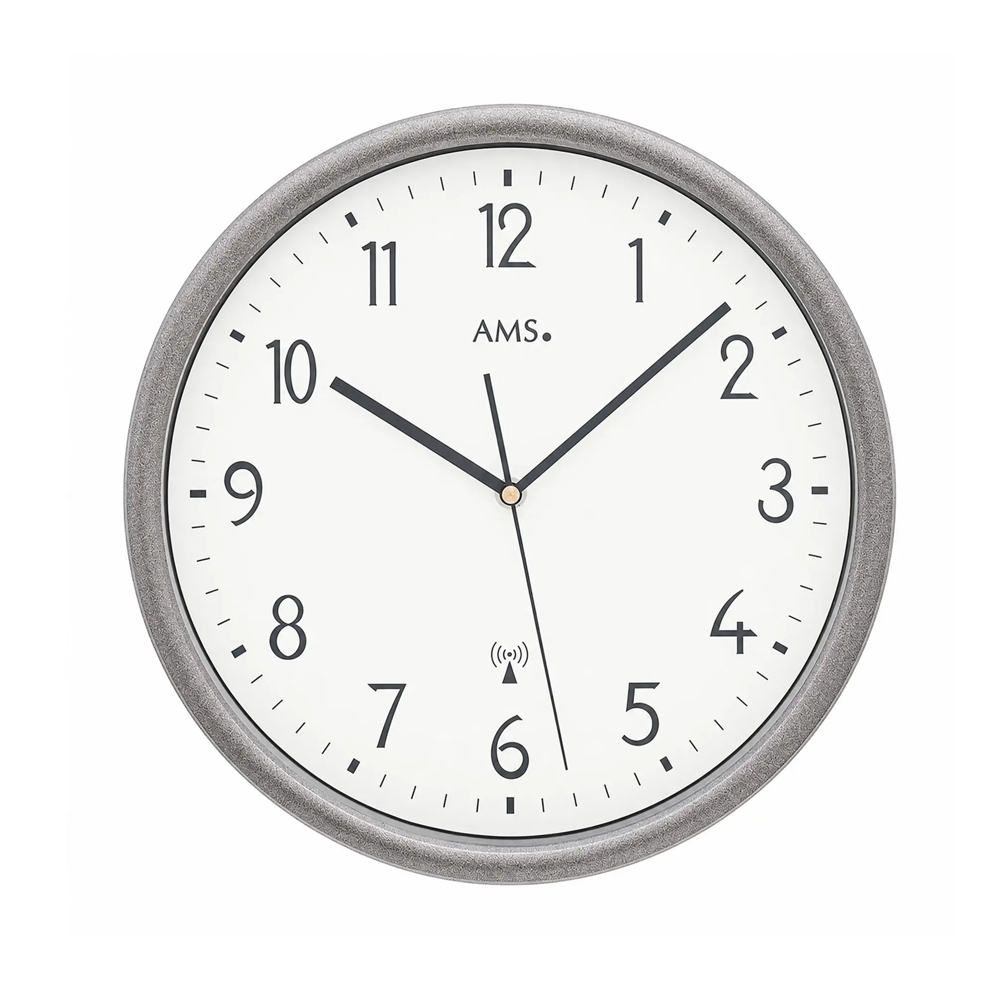 Funk-Wanduhr mit grauem Metallrahmen, weißem Zifferblatt und schwarzen Zeigern