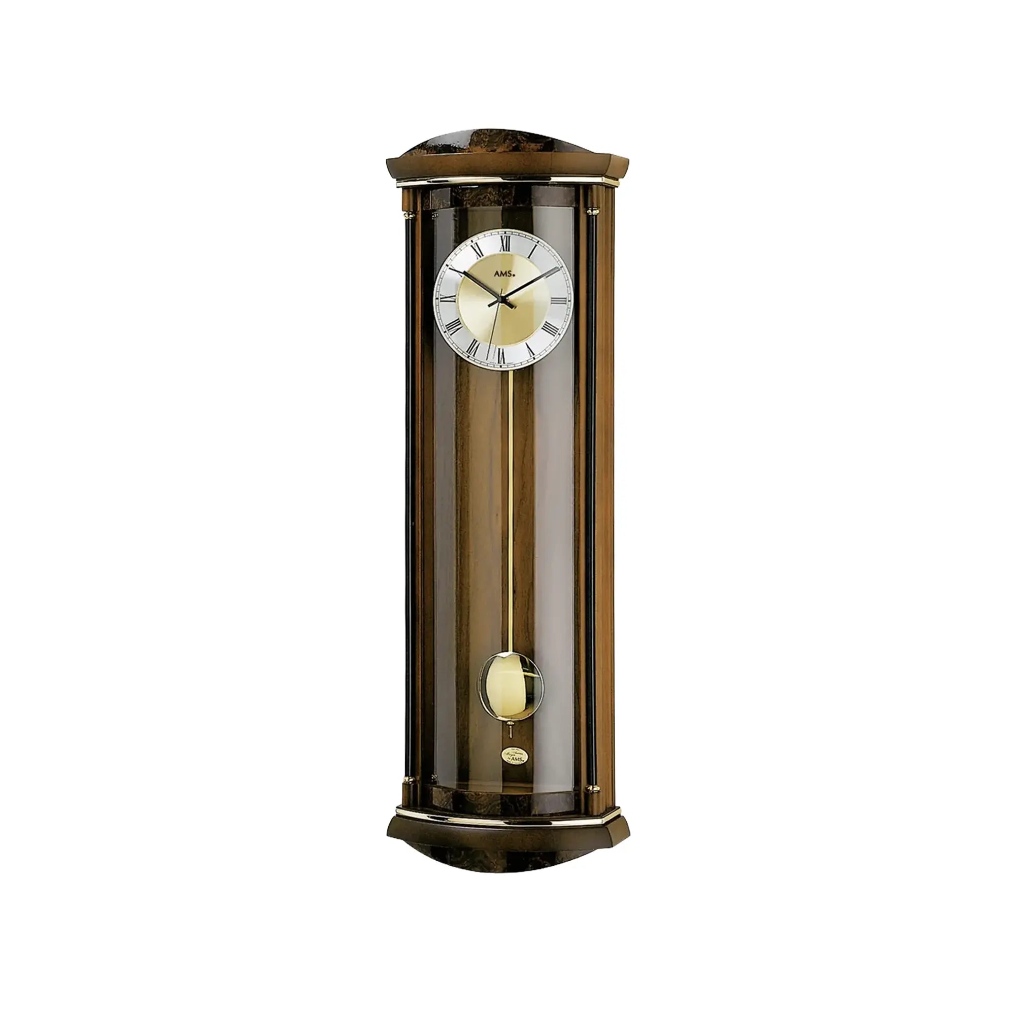 Wanduhr mit schmalem Holzgehäuse, rundem Zifferblatt und Messingpendel