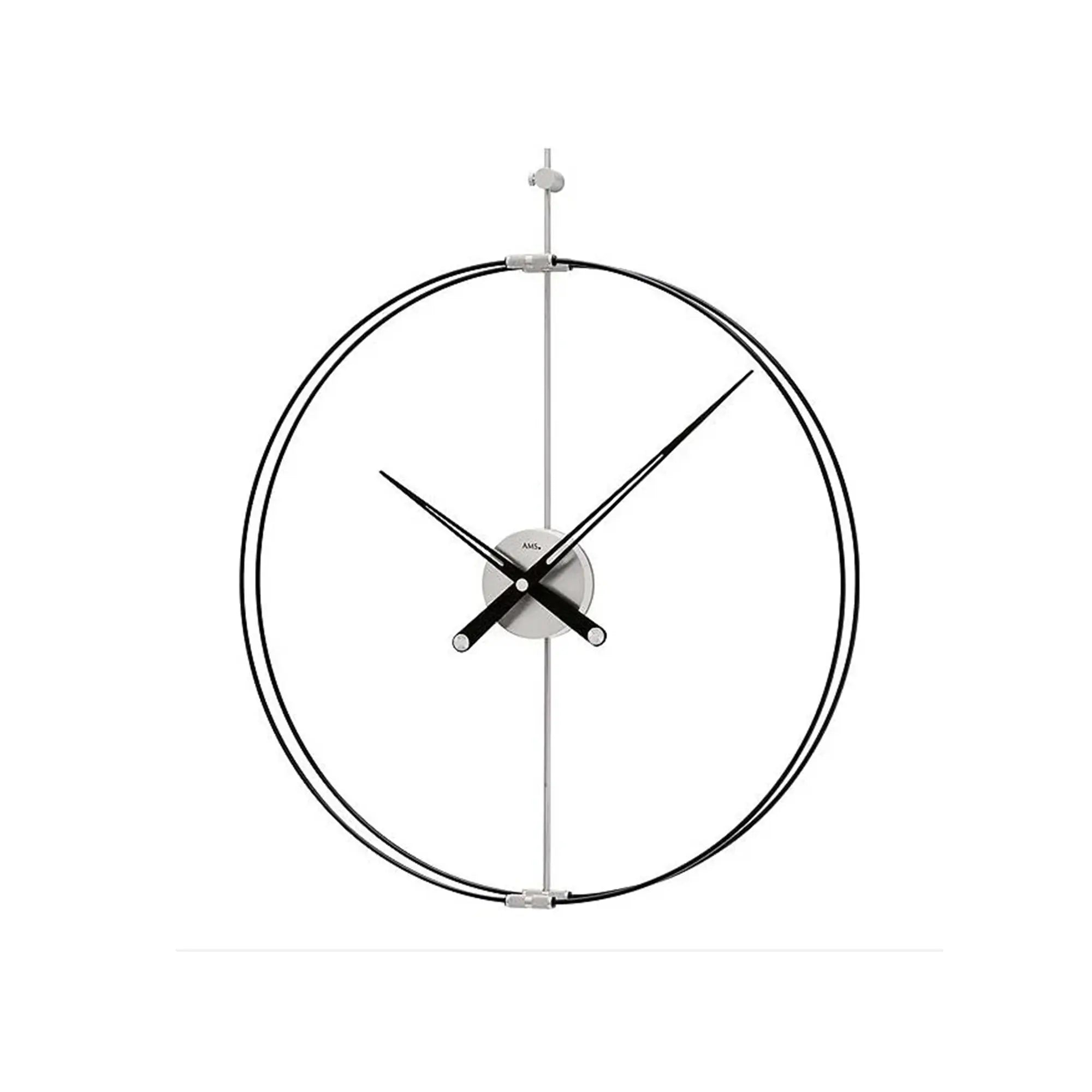 Runde Wanduhr mit silbernem Rahmen, schwarzen Zeigern und gekreuzten Uhrarmen