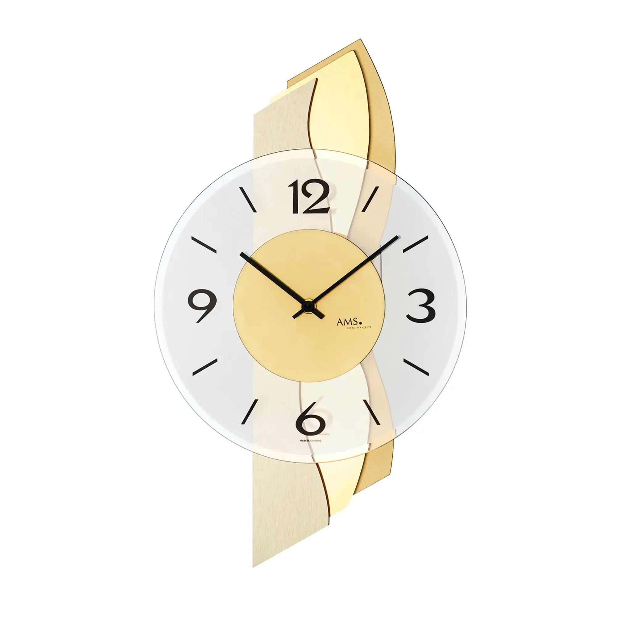 Wanduhr mit rundem weißem Zifferblatt, goldfarbenen Holzflügeln und facettiertem Mineralglas