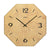 Orologio da parete con cassa in legno e quadrante beige stampato, lancette e numeri neri.