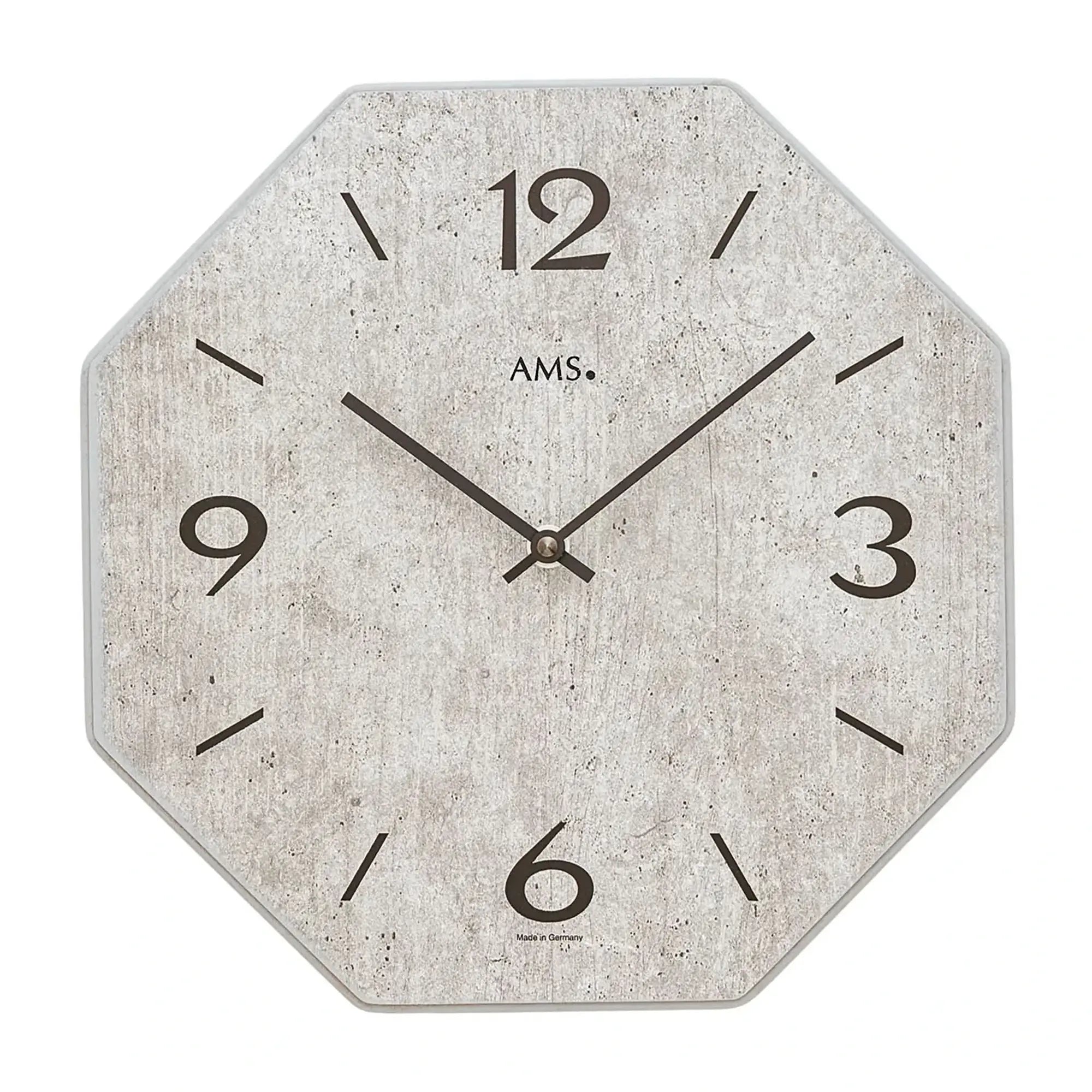 Orologio da parete con quadrante grigio, numeri da 1 a 12, lancette e logo AMS.