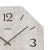 Quadrante di orologio da parete con grandi numeri 12 e 3, struttura grigia e lancette