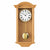 Wanduhr aus hellem Holz mit rundem Zifferblatt, römischen Zahlen und Pendelgewicht