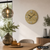 Wanduhr mit runder Holz-Optik, Metallziffern und schwarzen Zeigern