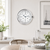 Orologio analogico rotondo con cornice argentata e quadrante bianco, lancette blu