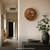 Runde LED-Wortuhr im Kupfer-Look an der Wand mit Wortanzeige