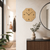 "Orologio da parete: cassa ottagonale in legno, quadrante beige con numeri e lancette neri."