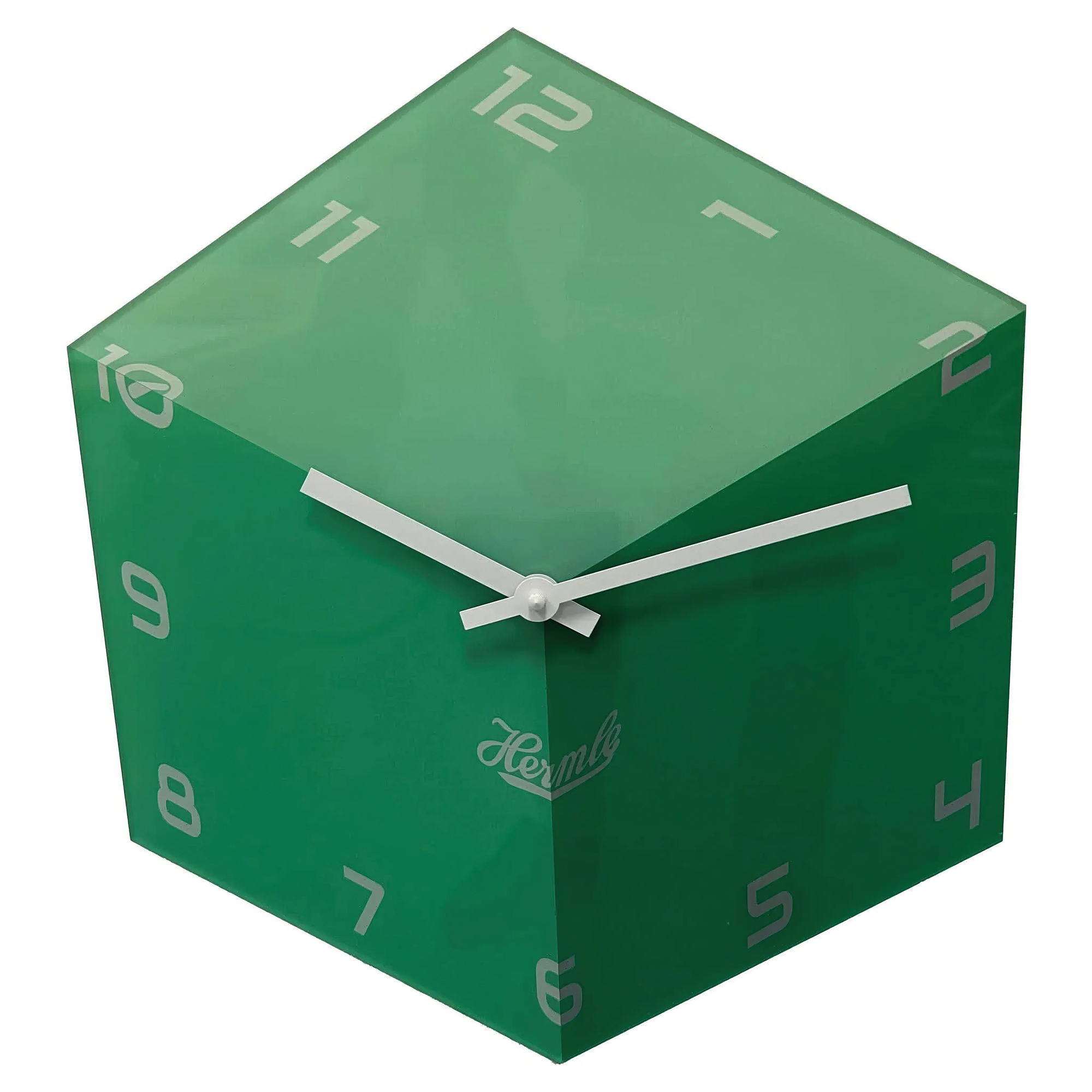 Wanduhr aus Acryl als grüner Würfel mit weißen Zeigern und Zahlen, Hermle-Logo
