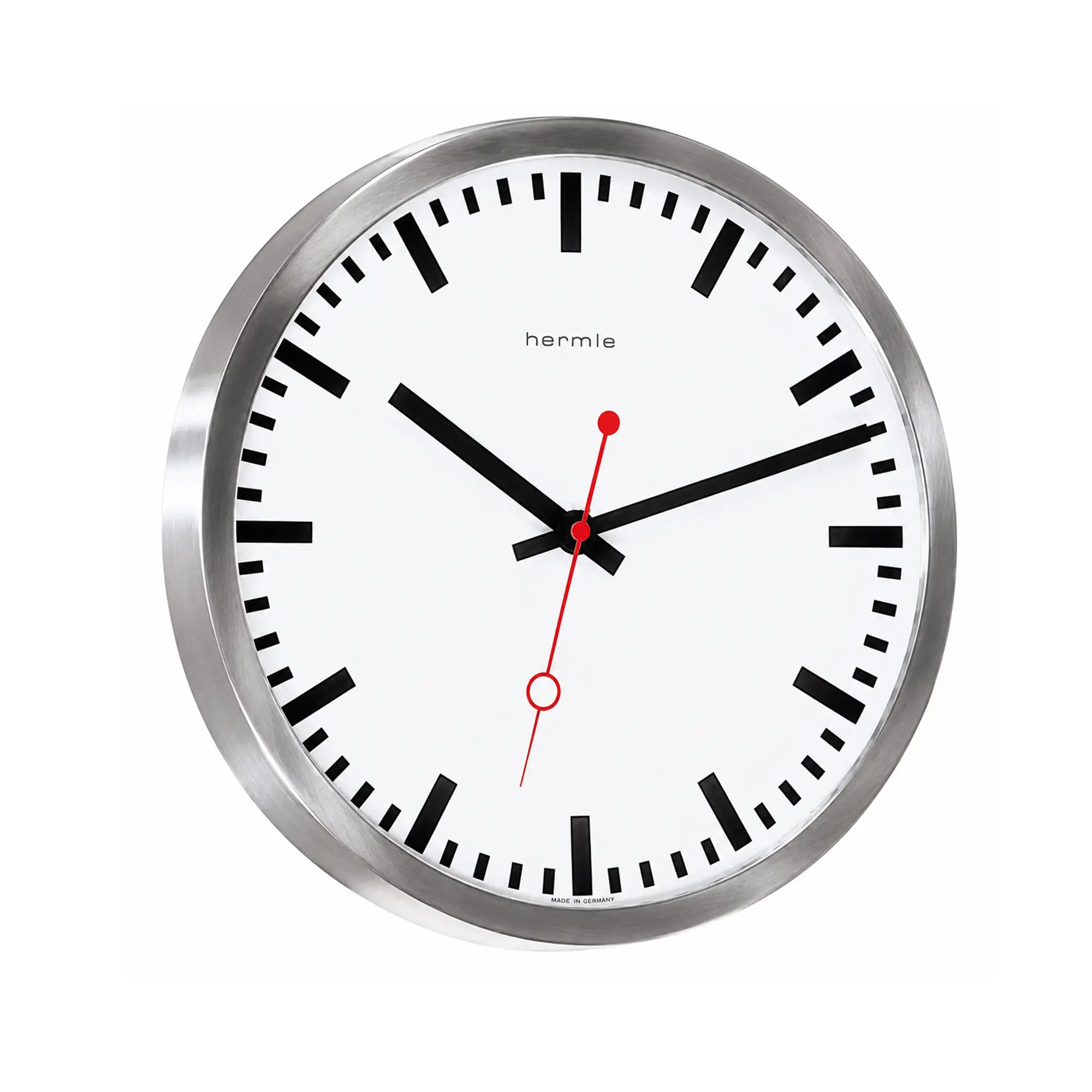 Orologio da parete rotondo in primo piano: quadrante bianco, cornice argentata, lancette nere, secondo rosso