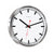 Orologio da parete rotondo in primo piano: quadrante bianco, cornice argentata, lancette nere, secondo rosso