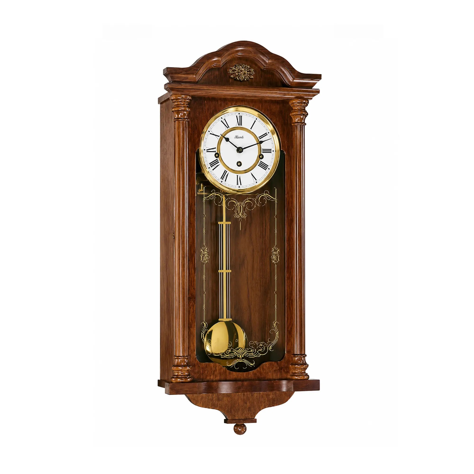 Orologio da parete in legno con quadrante e pendolo in vetro, dettagli decorativi color oro.