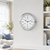 Orologio analogico da tavolo rotondo con cornice argentata, quadrante bianco e lancette blu