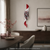 Moderne Wanduhr: rotes Gehäuse, gemustertes Zifferblatt, geschwungene Form