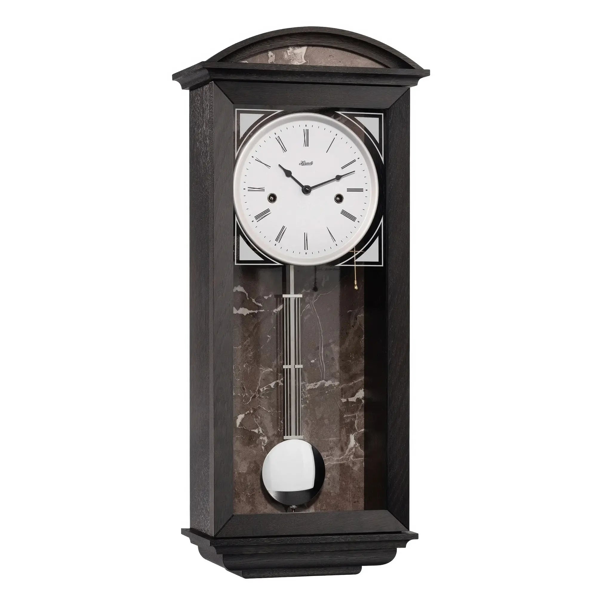 Orologio da parete con cassa in legno scuro, quadrante bianco e numeri romani, pendolo a vista