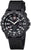 Orologio da uomo vista frontale: quadrante nero, numeri e cinturino in tessuto nero