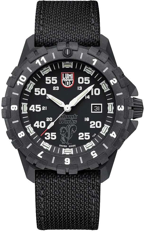Orologio da uomo con quadrante nero e cinturino in tessuto nero, distintivi indici luminescenti