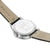 Herrenarmbanduhr mit Metallrückseite und beigem Lederarmband, Unterseite im Fokus.