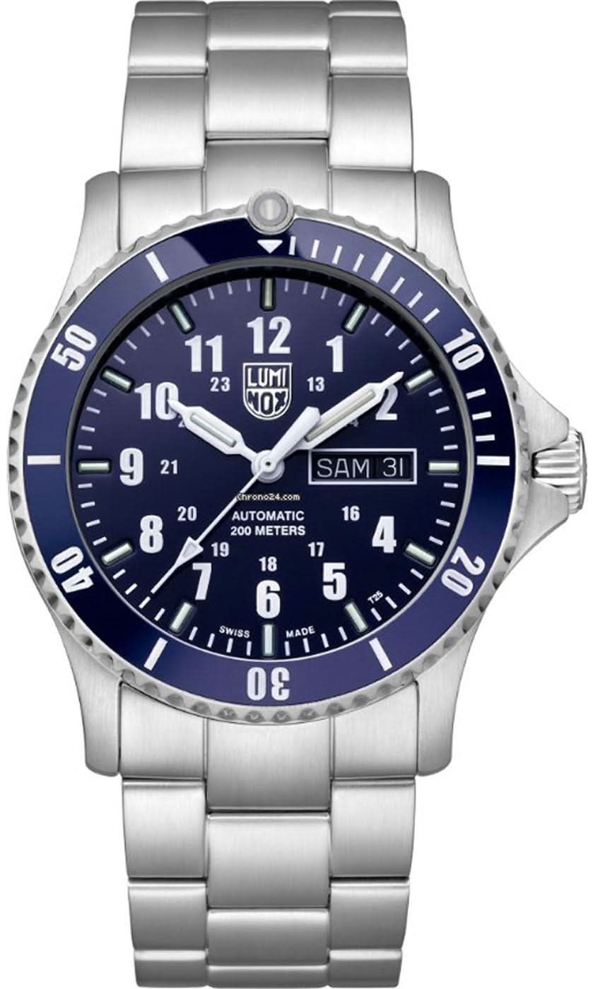 Orologio da uomo con quadrante blu, bracciale in acciaio argentato e lunetta zigrinata