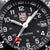 Quadrante di orologio sportivo con logo LUMINOX, numeri bianchi, punti luminescenti e datario