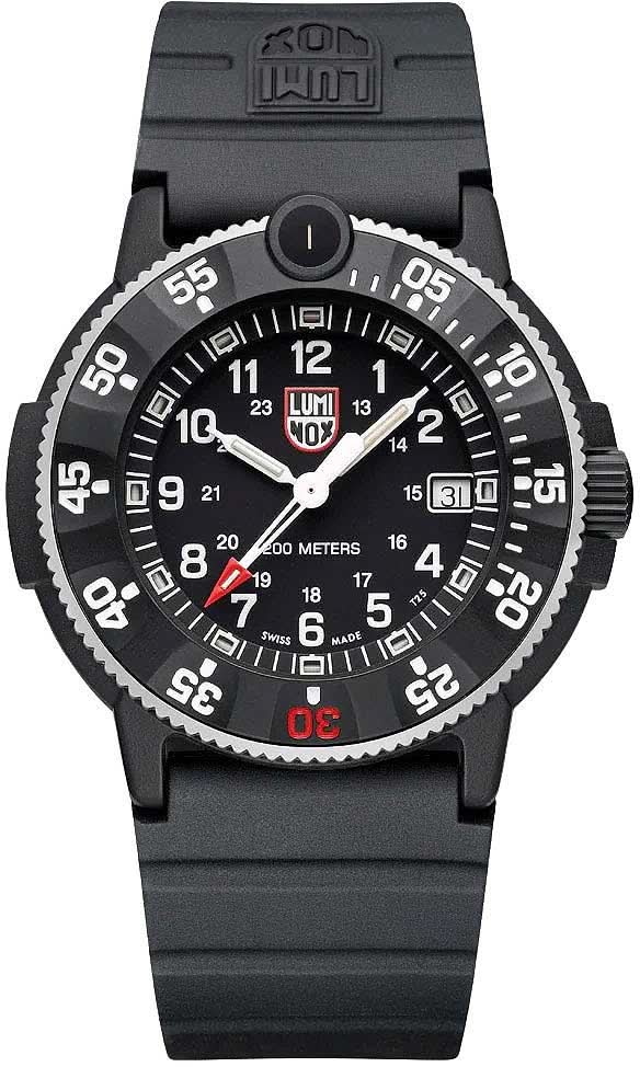 Orologio sportivo con quadrante nero, lunetta nera, cinturino nero e indici luminescenti