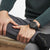 Herrenchronograph am Handgelenk mit schwarzem Gehäuse und strukturiertem Kautschukarmband