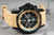 Orologio da uomo con quadrante nero e cinturino in silicone beige nel dettaglio