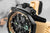 Orologio da uomo in primo piano: quadrante nero, silicone beige, proteggicorona