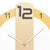 Primo piano di orologio da parete con numero 3D 12 su quadrante beige e lancette