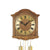 Nahaufnahme Wanduhr mit Holzgehäuse und Zifferblatt mit römischen Zahlen, goldene Markierungen