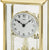 Nahaufnahme: Goldene Uhr mit rundem Ziffernblatt, schwarzen Zeigern und arabischen Ziffern