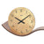 Orologio da tavolo in primo piano: base in noce, quadrante beige con lancette e numeri neri.