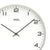 Nahaufnahme der Wanduhr: weißes Zifferblatt, schwarze Zeiger, vernickelter Rand