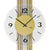 Nahansicht: Wanduhr mit gelbem Ziffernblatt, schwarzen arabischen Ziffern und goldfarbenem Holzgehäuse