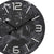 Nahaufnahme Wanduhr-Zifferblatt: dunkles Marmormuster, Metallziffern und Zeiger