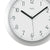 Nahaufnahme Funk-Wanduhr: silbernes Gehäuse, weißes Zifferblatt, schwarze Zeiger, AMS-Logo.