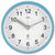 Nahaufnahme: Badezimmer-Wanduhr mit türkisfarbenem Rand, weißem Ziffernblatt, AMS-Logo.