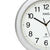 Nahansicht einer runden Wanduhr: silberner Rand, weißes Ziffernblatt, schwarze Zeiger, AMS