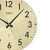 Detailansicht der Wanduhr: goldfarbenes Zifferblatt mit schwarzen Zeigern, Ziffern 2–6