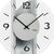 Nahansicht Wanduhr: facettiertes Mineralglas, graues Ziffernblatt, schwarze Zeiger