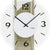 Nahaufnahme Wanduhr: rundes Zifferblatt mit schwarzen Zahlen, AMS-Logo und Zeigern