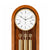 Orologio a pendolo in legno: primo piano del quadrante e delle barre sonore con tre sospensioni rotonde