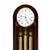 Quadrante di orologio a pendolo con indici delle ore romani e barre di rintocco color oro nella cassa