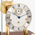 Quadrante di orologio da tavolo in cassa di vetro con numeri romani e dettagli in ottone
