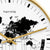 "Dettaglio orologio da tavolo: bordo in ottone, mappa del mondo su quadrante bianco, lancette dorate"