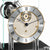 Quadrante di orologio da tavolo con bordo color oro, lancette blu e numeri romani