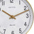 Vista ravvicinata orologio da tavolo: quadrante bianco con lancette dorate, cornice in ottone