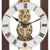 Vista ravvicinata: orologio da tavolo con movimento in ottone a vista, numeri romani e lancette rotonde