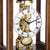 Quadrante di orologio da tavolo con numeri romani, movimento a vista color oro e lancette